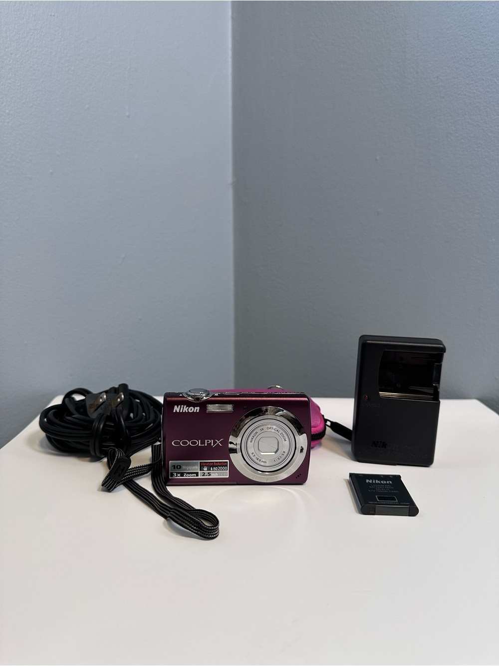 Nikon COOLPIX S220 digital camera Bundle - Tested Plum
